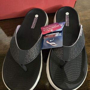 NWT Womens Sz 7 Skechers Women's Navy With Purple Flip Flops